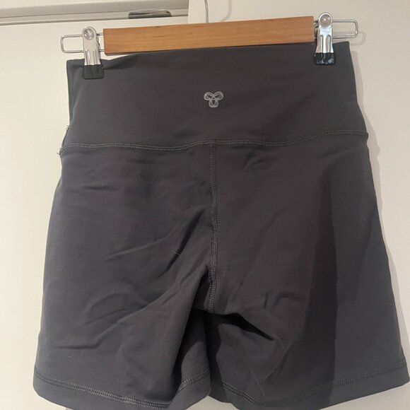 Aritzia Dark Grey TNA Action "TnAction" 5" Biker Shorts - Picture 3 of 4